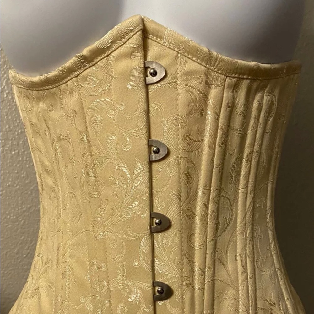 BNWT Size 18” corset. Steel boned ivory